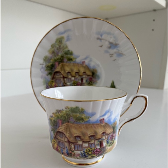 EUC Vtg Royal Stafford Teacup and Saucer with a Thatched Cottage and Garden - Picture 7 of 9